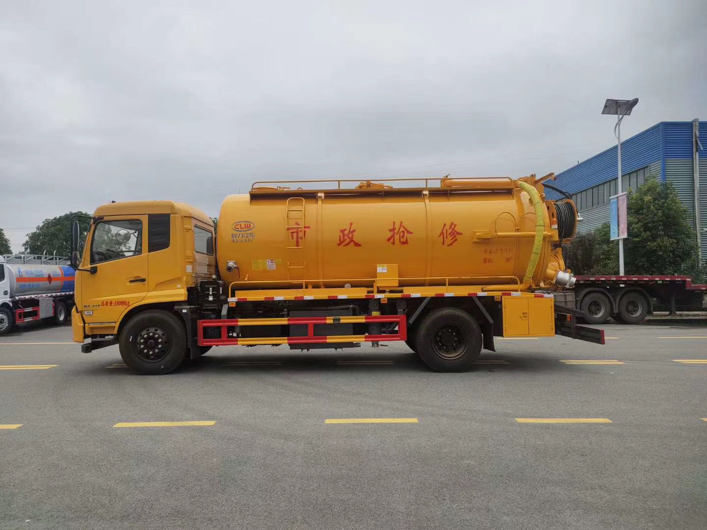 東風(fēng)天錦市政搶修救援車(chē)為市區(qū)排水系統(tǒng)保駕護(hù)航