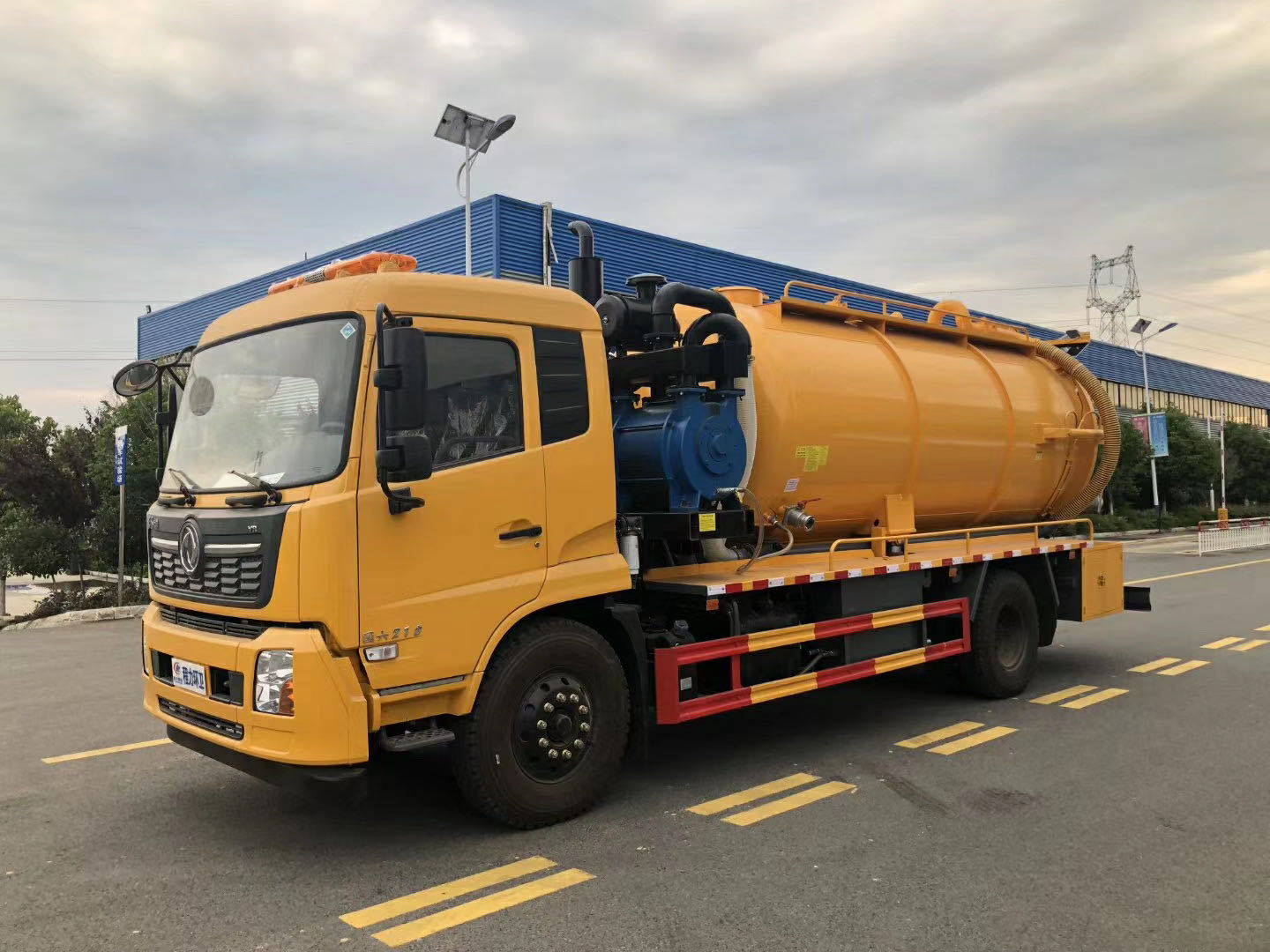 東風(fēng)天錦15方清洗吸污車(chē)實(shí)力究竟幾何？