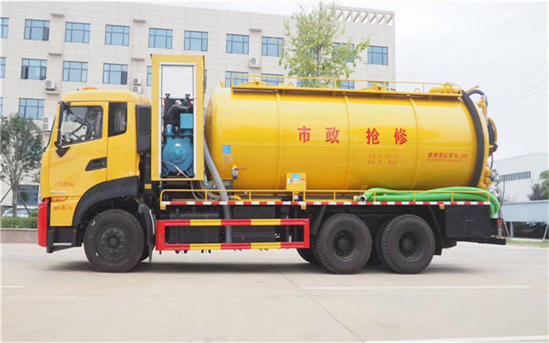 東風(fēng)天龍前四后八清洗吸污車適合用于下水道內(nèi)的淤積物的抽吸、裝運和排卸
