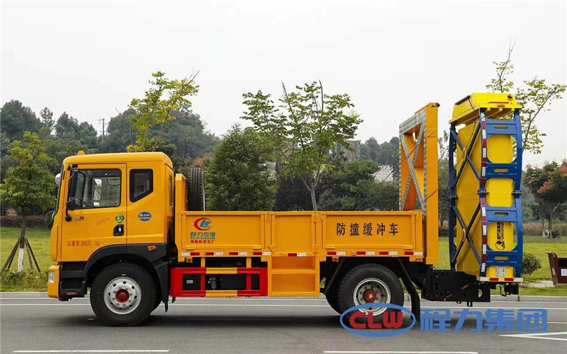 東風D9系列防撞緩沖車，該車配目前國內(nèi)唯一滿足并通過國際最先進的MASH-2016標準檢測的CANSINGA-TMA100K防撞緩沖包