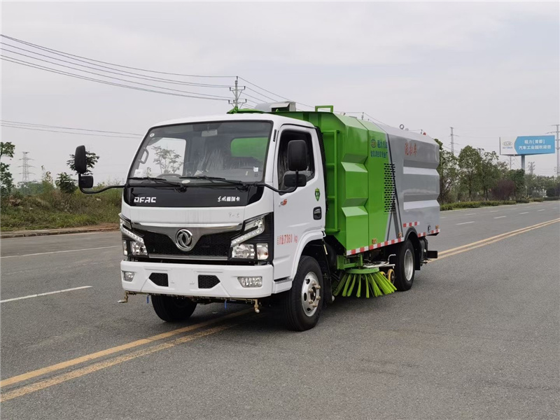 東風福瑞卡國六洗掃車有現(xiàn)車，駕駛室內(nèi)一鍵控制，倒車及洗掃狀態(tài)室內(nèi)監(jiān)視器