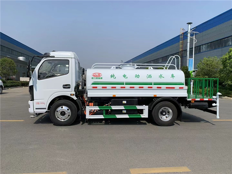 程力純電動灑水車助力城市環(huán)衛(wèi)，隨著藍天保衛(wèi)戰(zhàn)的推進，環(huán)保治理的深入，城市對于優(yōu)質灑水車的需求不斷擴大
