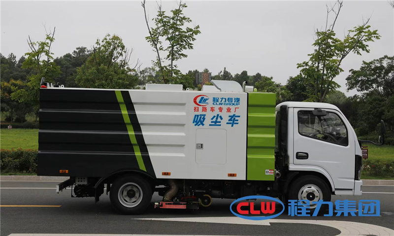 多功能全吸式掃路車是采用技術研制的新產(chǎn)品又名吸塵車，本產(chǎn)品可有效減少粉塵污染，提高空氣質量，降低空氣中可吸入顆粒物的含量