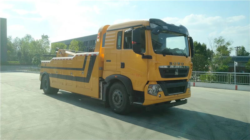 程力清障車現(xiàn)車：國六豪沃單橋拖吊連體清障車已通過國家強制性認證證書，排放標準達到國家環(huán)保要求