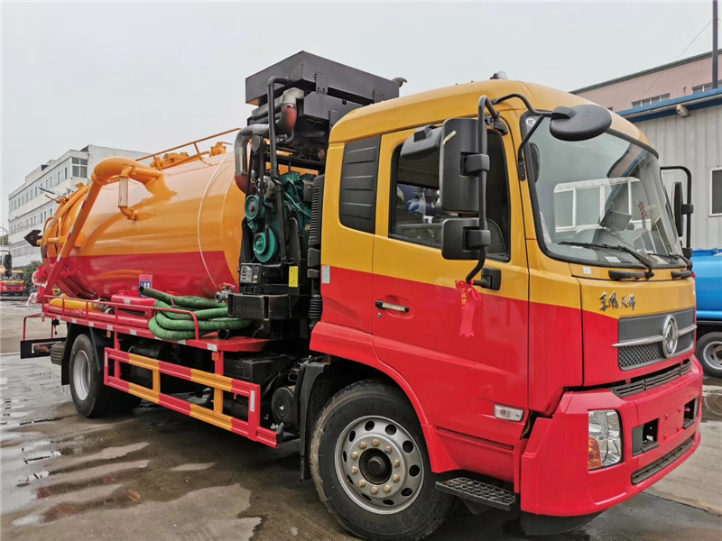 東風(fēng)天錦吸污車(chē)吸污泵采用山東2BE-204水循環(huán)真空泵，精密度高，吸力大