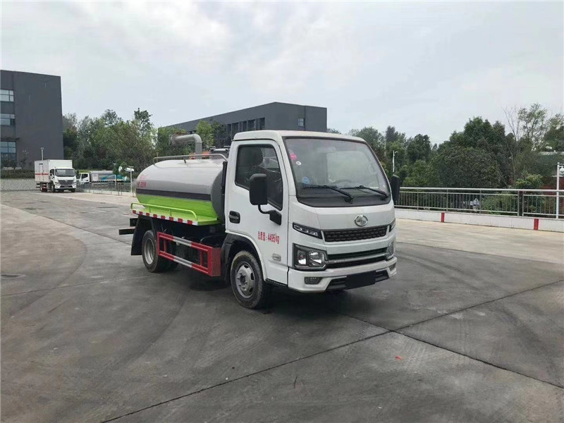 福田時(shí)代吸糞車色彩亮麗廣泛適用于各個(gè)場(chǎng)合的抽吸、裝運(yùn)和排卸作業(yè)