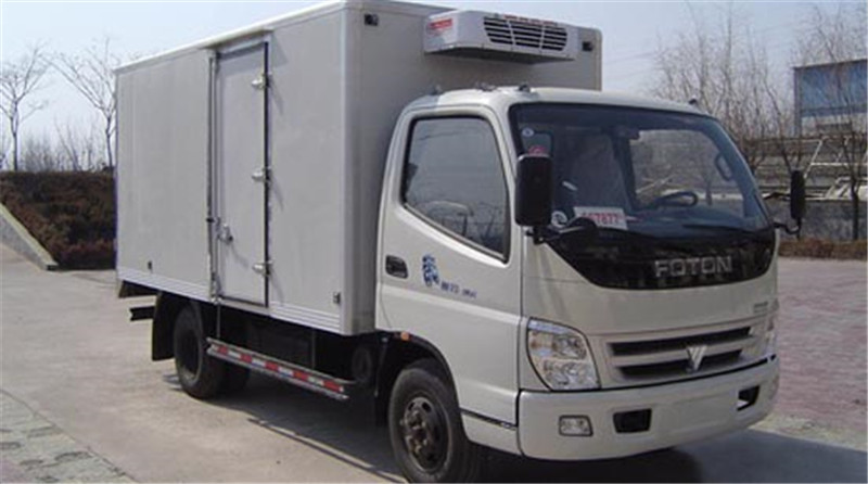 國(guó)六東風(fēng)小霸王冷藏車箱體采用先進(jìn)的木質(zhì)工藝，斷橋隔熱技術(shù)