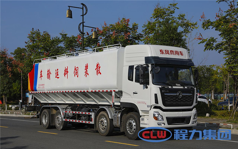 東風(fēng)天錦三軸散裝飼料運(yùn)輸車結(jié)構(gòu)簡單，操作方便靈活，易維修保養(yǎng)