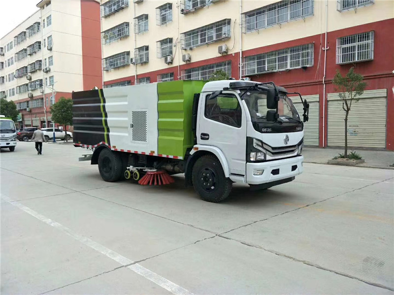 東風天錦掃路車洗掃車能適應(yīng)不同道路表面的清掃要求，屬國內(nèi)首創(chuàng)