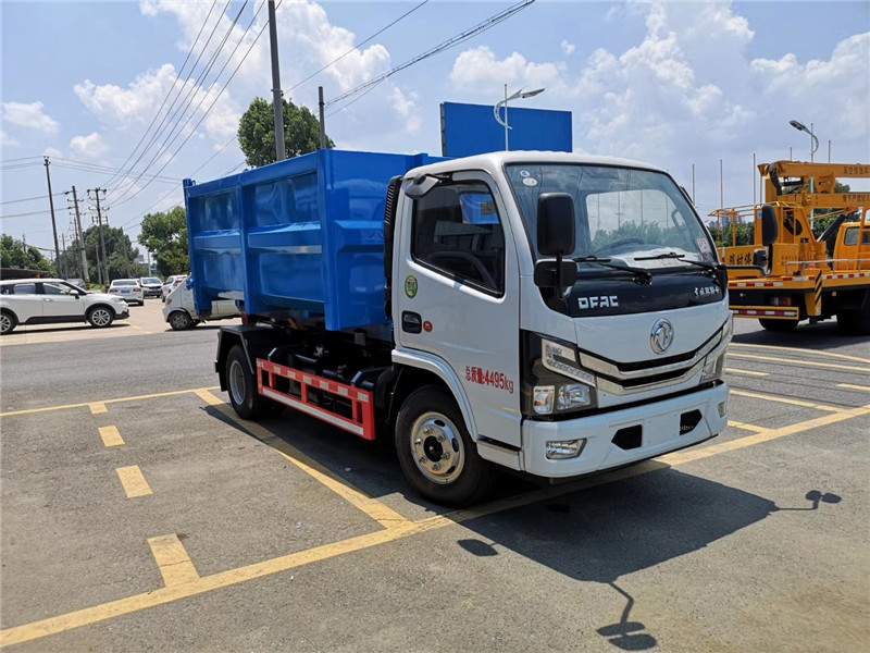 東風天錦12噸壓縮垃圾車車尾部帶雙液壓支腿，車身穩(wěn)定