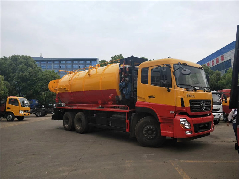 東風(fēng)凱普特清洗吸污車可自吸自排，工作速度快，容量大