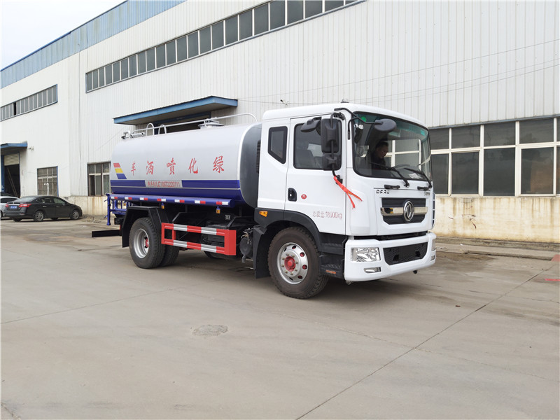 重汽后八輪灑水車采用高效射流風(fēng)機(jī)風(fēng)幕技術(shù)，霧粒附著力強(qiáng)