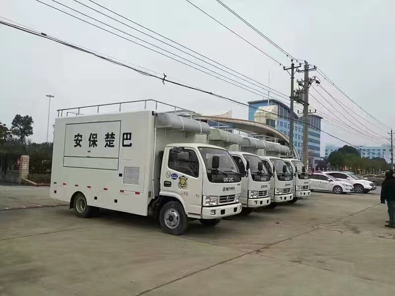  東風(fēng)天龍冷藏車采用木質(zhì)結(jié)構(gòu)工藝，門框加有隔熱條，使用壽命更長(zhǎng)