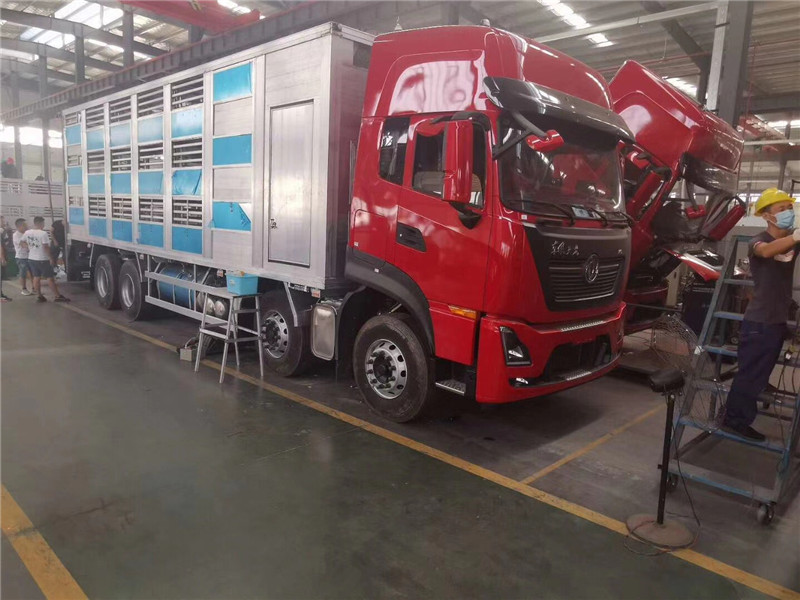 東風(fēng)多利卡畜禽運輸車車廂板采用工裝夾具壓制成瓦棱型，強度韌性高