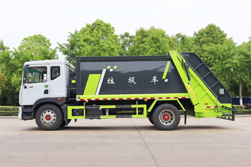 天錦壓縮垃圾車壓縮容量大、密封性好、裝料方便、自動(dòng)化程度高