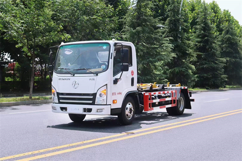 大運(yùn)藍(lán)牌鉤臂垃圾車