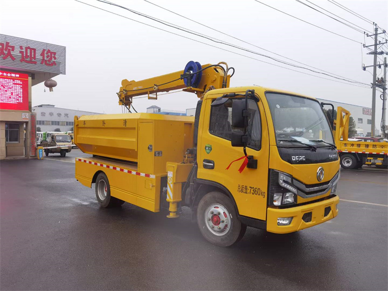 東風(fēng)4.5方清淤車(chē)帶2.5噸2節(jié)臂吊機(jī)