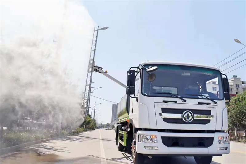 東風(fēng)光伏太陽能板清洗車
