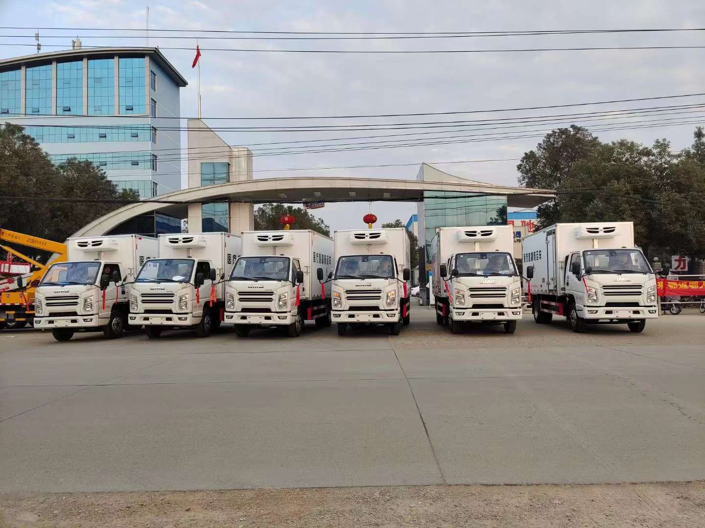 疫情肆虐全国，救护车，核酸检测车，医疗废物转运车厂家加班加点