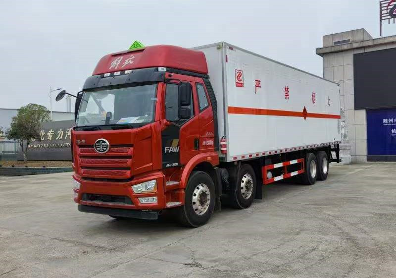 國六?解放8*4危險(xiǎn)品廂式車