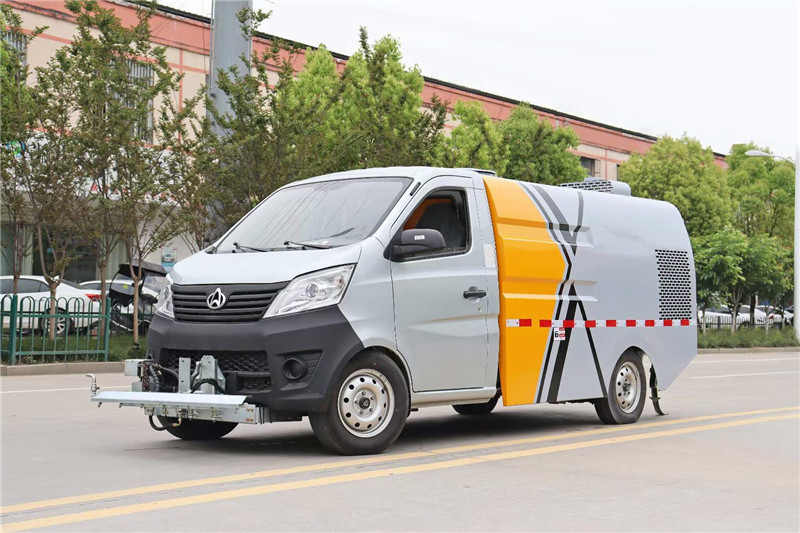 國六長(zhǎng)安小型路面養(yǎng)護(hù)車